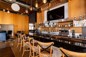 Bar (on property) - TRYP by Wyndham San Luis Potosi Hotel & Suites (San Luis Potosi)