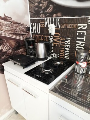 Geladeira, micro-ondas, cooktop, cafeteira/chaleira