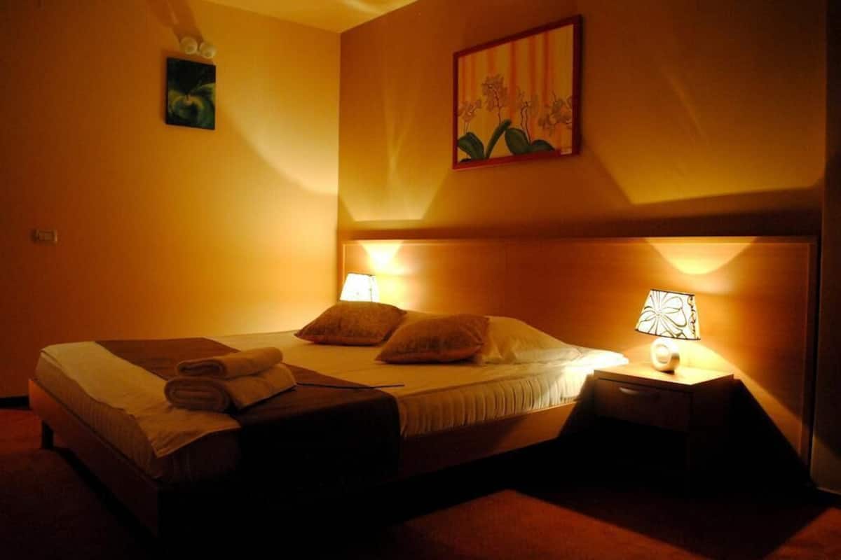 Habitación | Caja de seguridad en la habitación, escritorio y insonorización