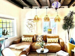 Smart TV, chimenea, videojuegos y libros 