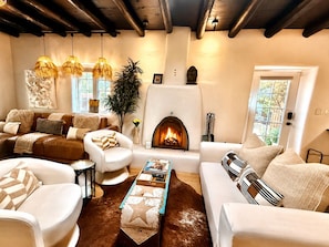 Smart TV, fireplace, video games, books - Historic adobe Downtown Compound for Large Groups, Walk to Plaza (Santa Fe)