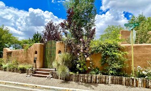 المنطقة المحيطة بالمنشأة