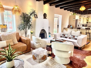 Smart TV, fireplace, video games, books - Historic adobe Downtown Compound for Large Groups, Walk to Plaza (Santa Fe)