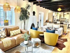 Smart TV, chimenea, videojuegos y libros 