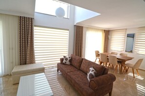 Lcd-televisie, tafelvoetbal en een tafeltennistafel