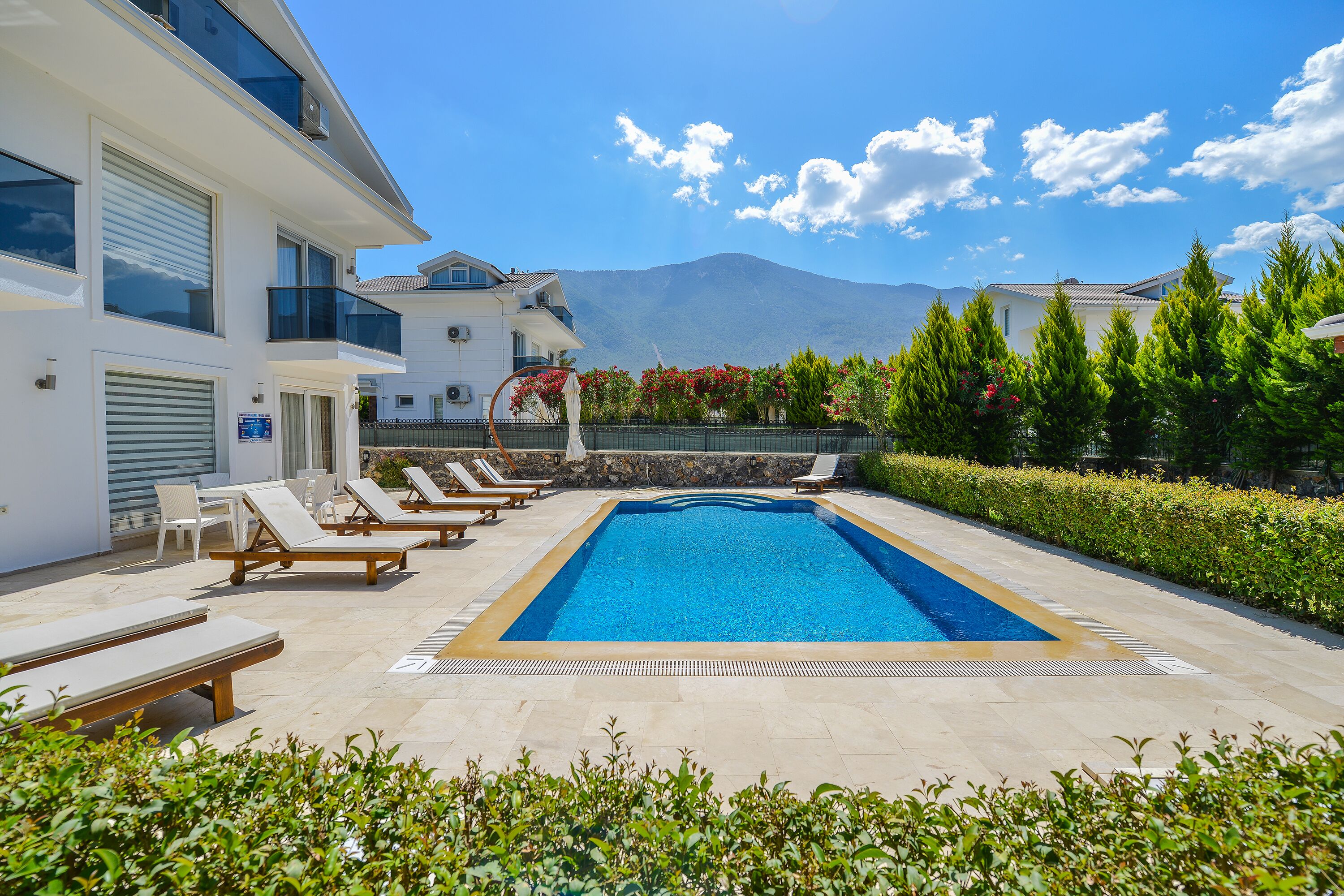 Piscine chauffée, chaises longues