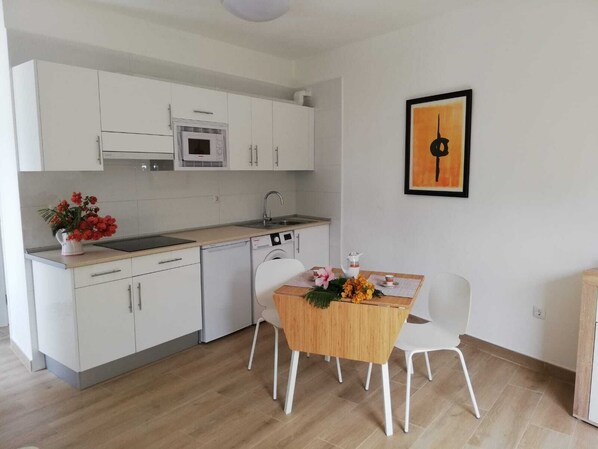 Réfrigérateur, micro-ondes, plaque de cuisson, cafetière/bouilloire