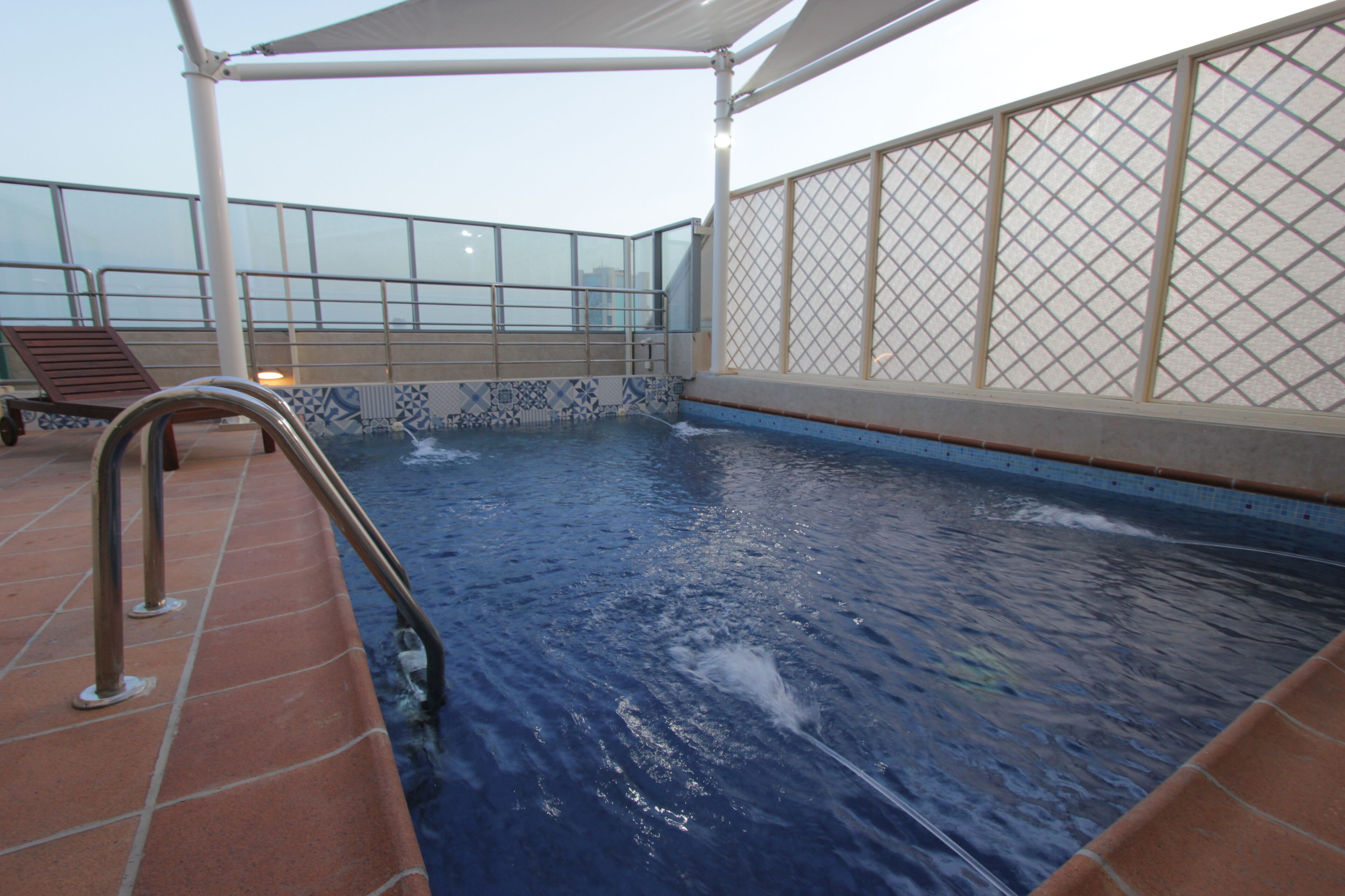 Piscina externa, funciona das 9h às 22h, espreguiçadeiras