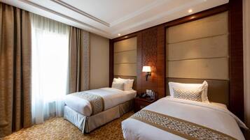 أغطية فراش متميزة وخزنة داخل الغرفة وستائر تعتيم ومكواة/لوح كي