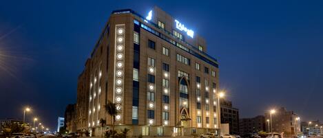 Fachada da propriedade à noite