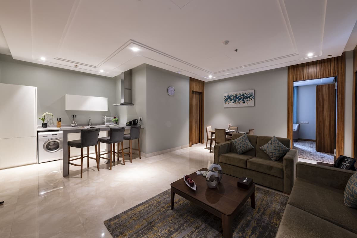 Apartamento ejecutivo, 2 habitaciones | Zona de estar | Televisión de pantalla plana de 43 pulgadas con canales por satélite