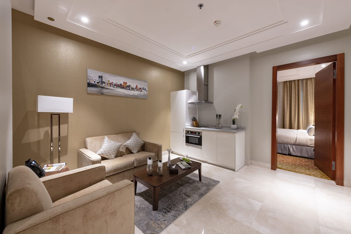 Apartamento ejecutivo, 1 habitación | Zona de estar | Televisión de pantalla plana de 43 pulgadas con canales por satélite