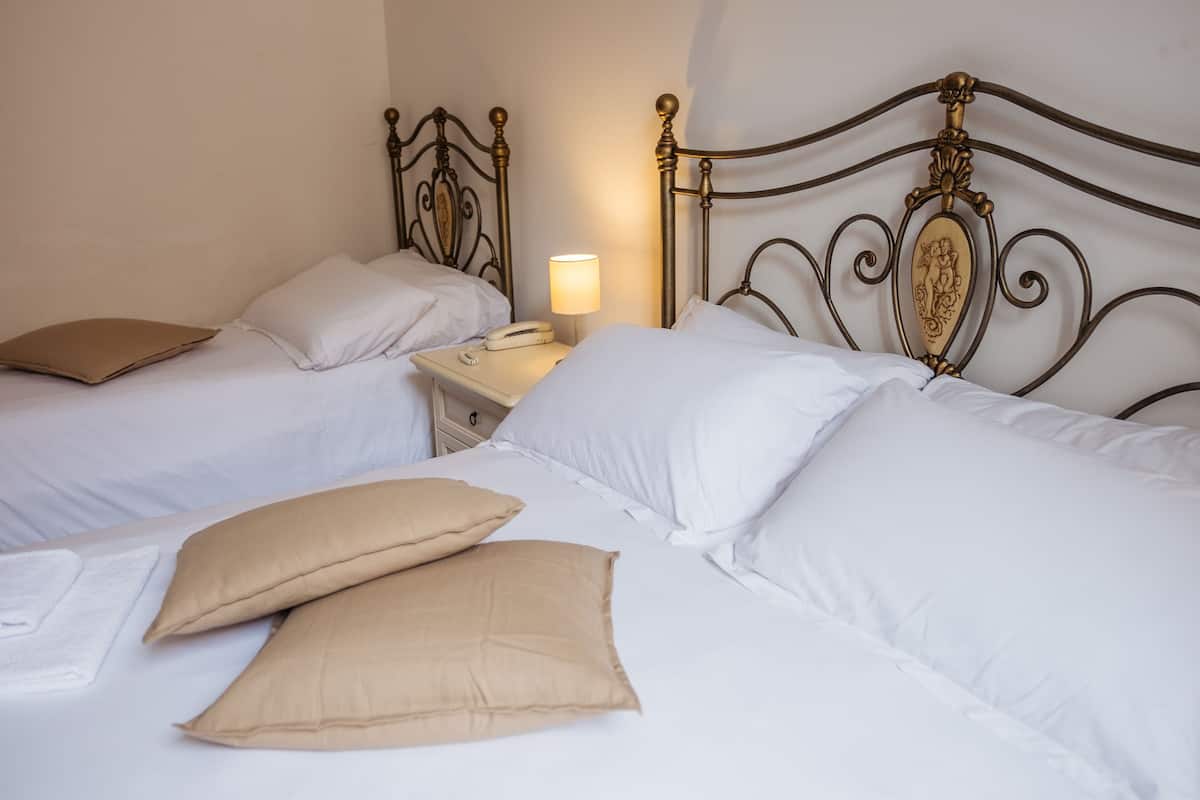 Family Oda | Kaliteli yatak takımı, kuştüyü yorgan, Select Comfort yatak, odada kasa