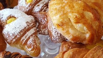 Une variété de pâtisseries présentées sur un plateau en verre.