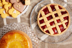 A pie with a lattice crust on a clear glass plate. - Hotel Panorama (Bertinoro)