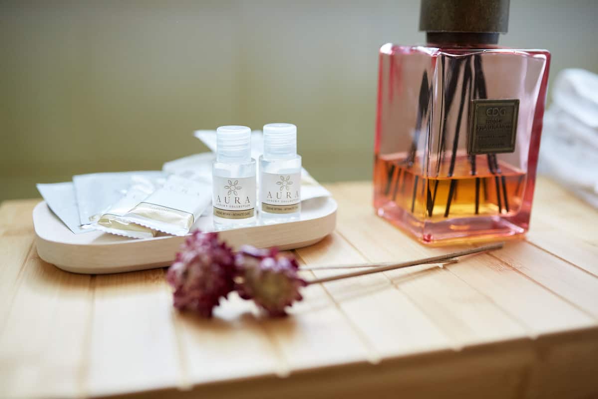 Ücretsiz banyo/kozmetik ürünleri, saç kurutma makinesi, terlik, bide