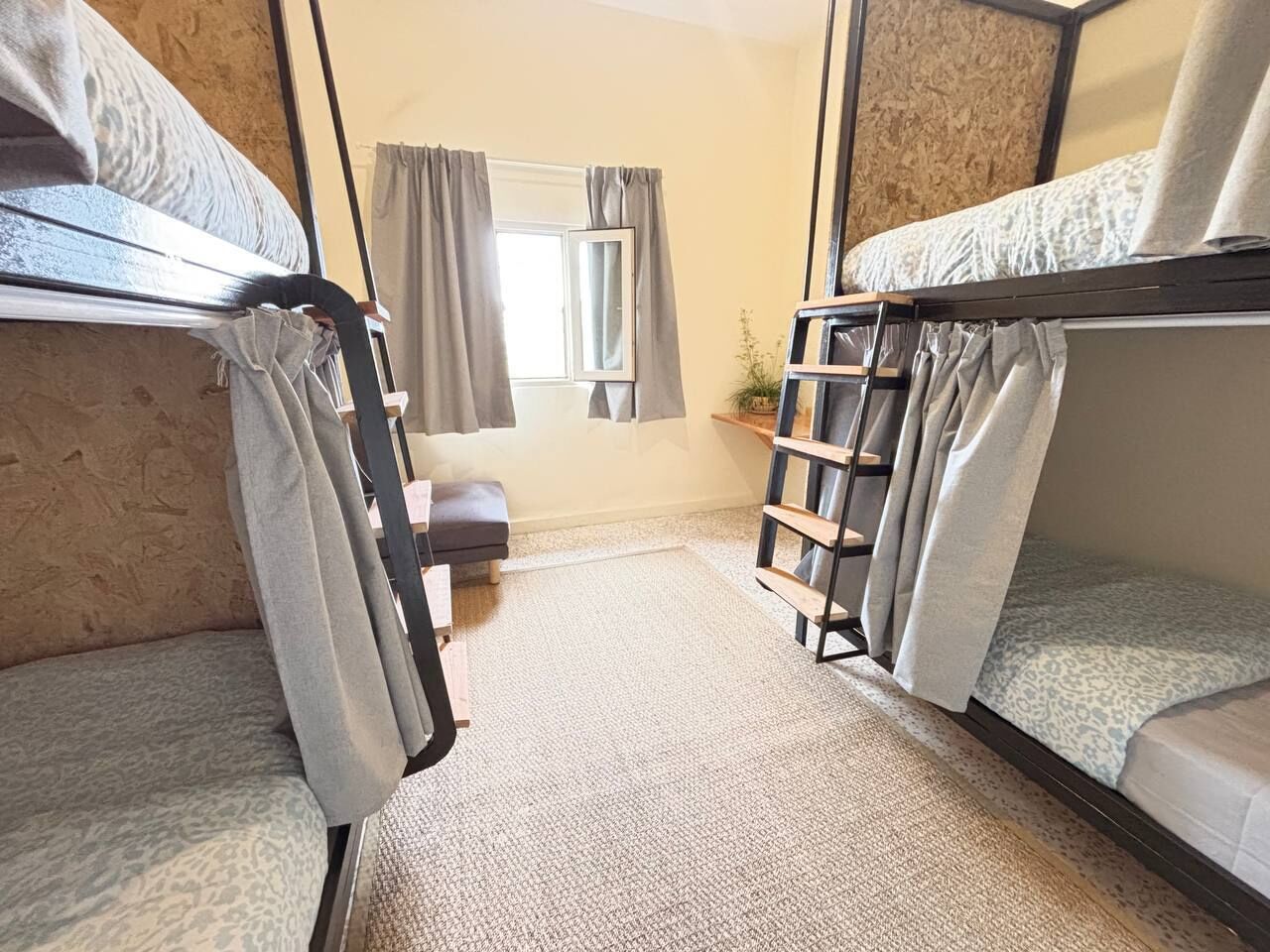 Habitación cuádruple de diseño | Sábanas italianas Frette y ropa de cama de alta calidad