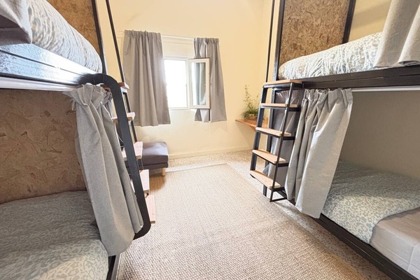 Habitación cuádruple de diseño | Sábanas italianas Frette y ropa de cama de alta calidad