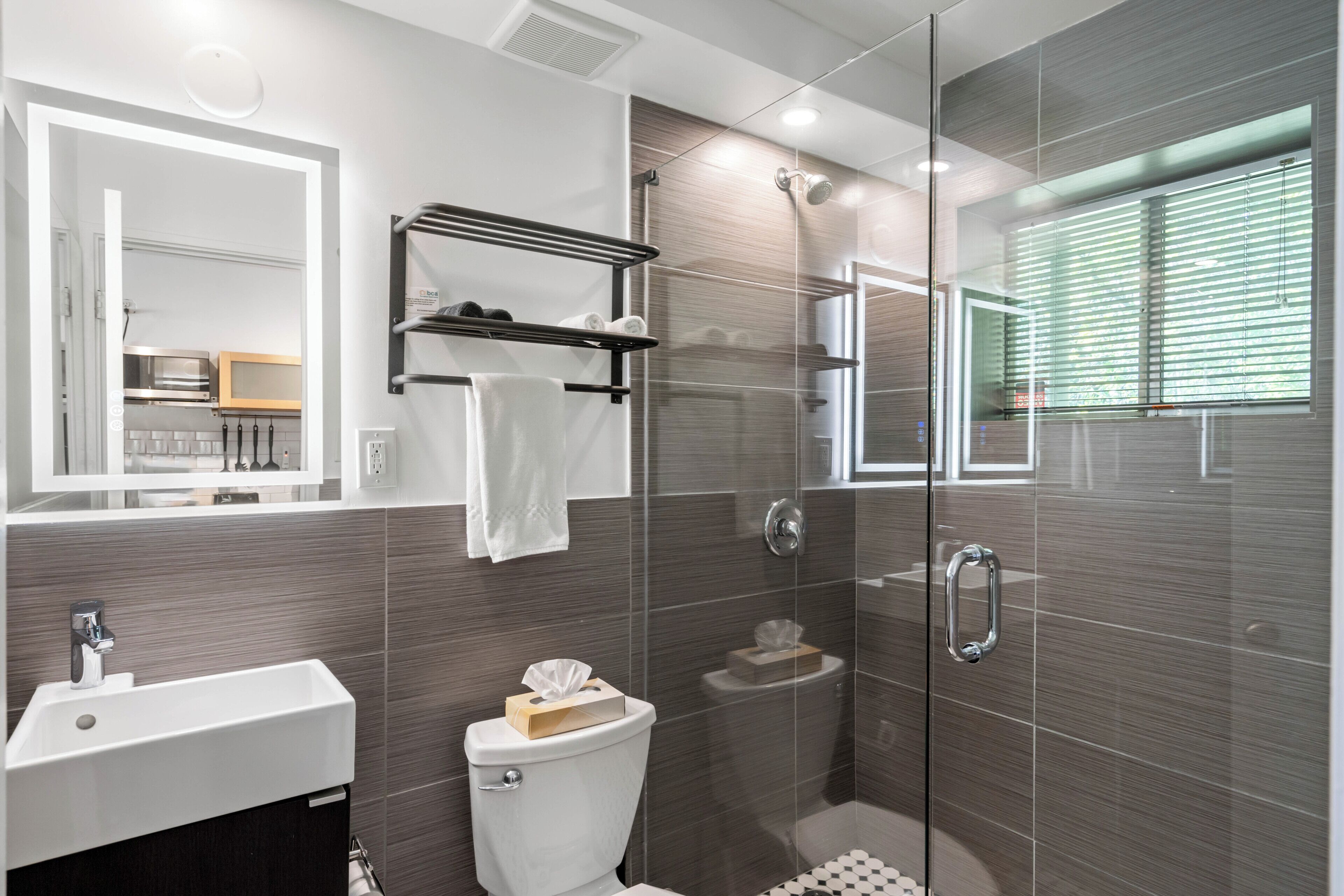 Een bad/douchecombinatie, gratis toiletartikelen, een haardroger