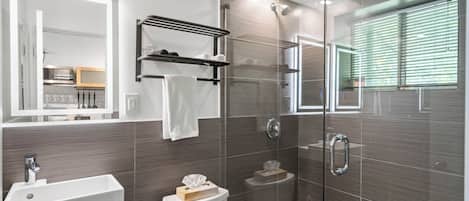 Tina con regadera, amenidades de baño gratuitas, secadora de cabello