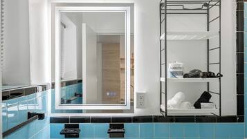 Tina con regadera, amenidades de baño gratuitas, secadora de cabello