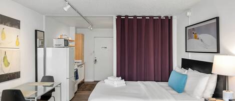 1 Schlafzimmer, hochwertige Bettwaren, Schreibtisch