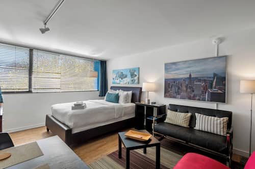 1 bedroom, premium bedding, desk, laptop workspace