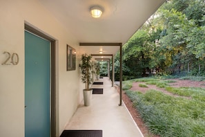 Exterior detail - Studios On 25th by BCA Furnished Apts (Atlanta)