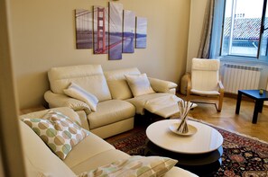 TV, books - Svevo House - Apartment 80 sqm (Trieste)