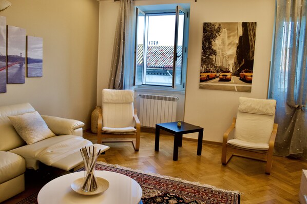 TV, books - Svevo House - Apartment 80 sqm (Trieste)