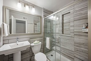 Regadera, amenidades de baño gratuitas, secadora de cabello, toallas 
