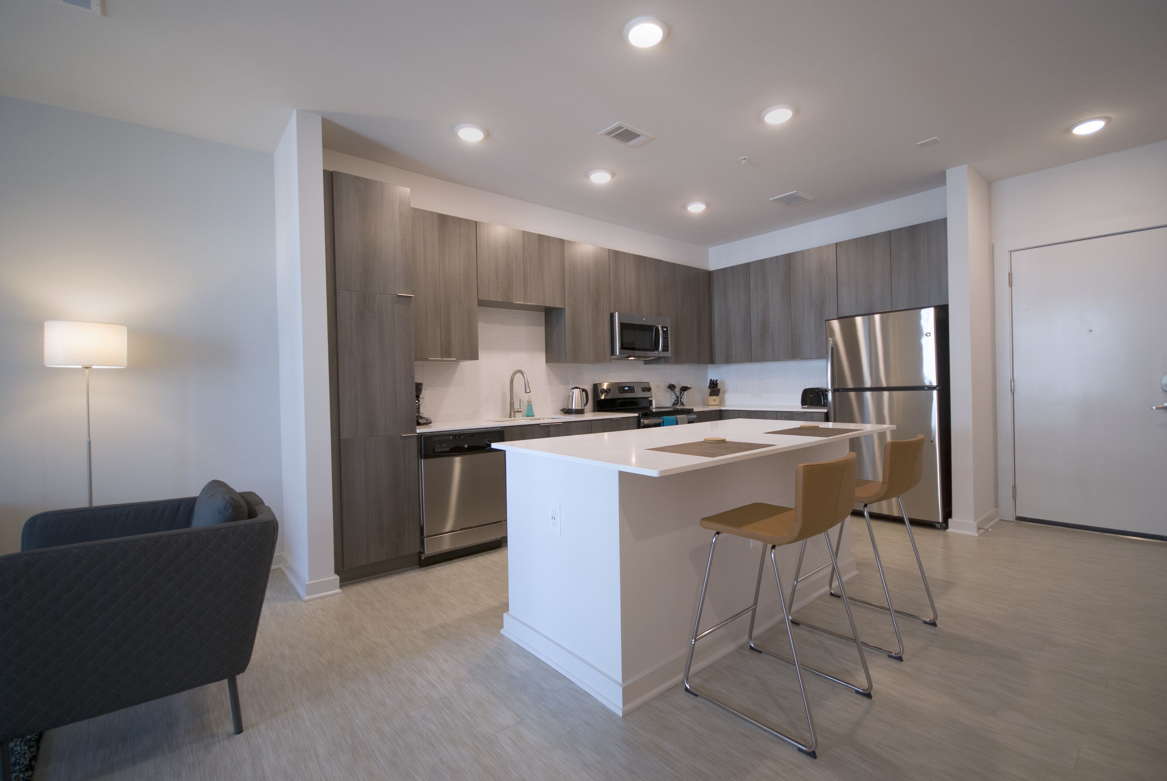 Großer Kühlschrank, Mikrowelle, Ofen, Herdplatte