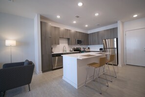 Full-sized fridge, microwave, oven, stovetop