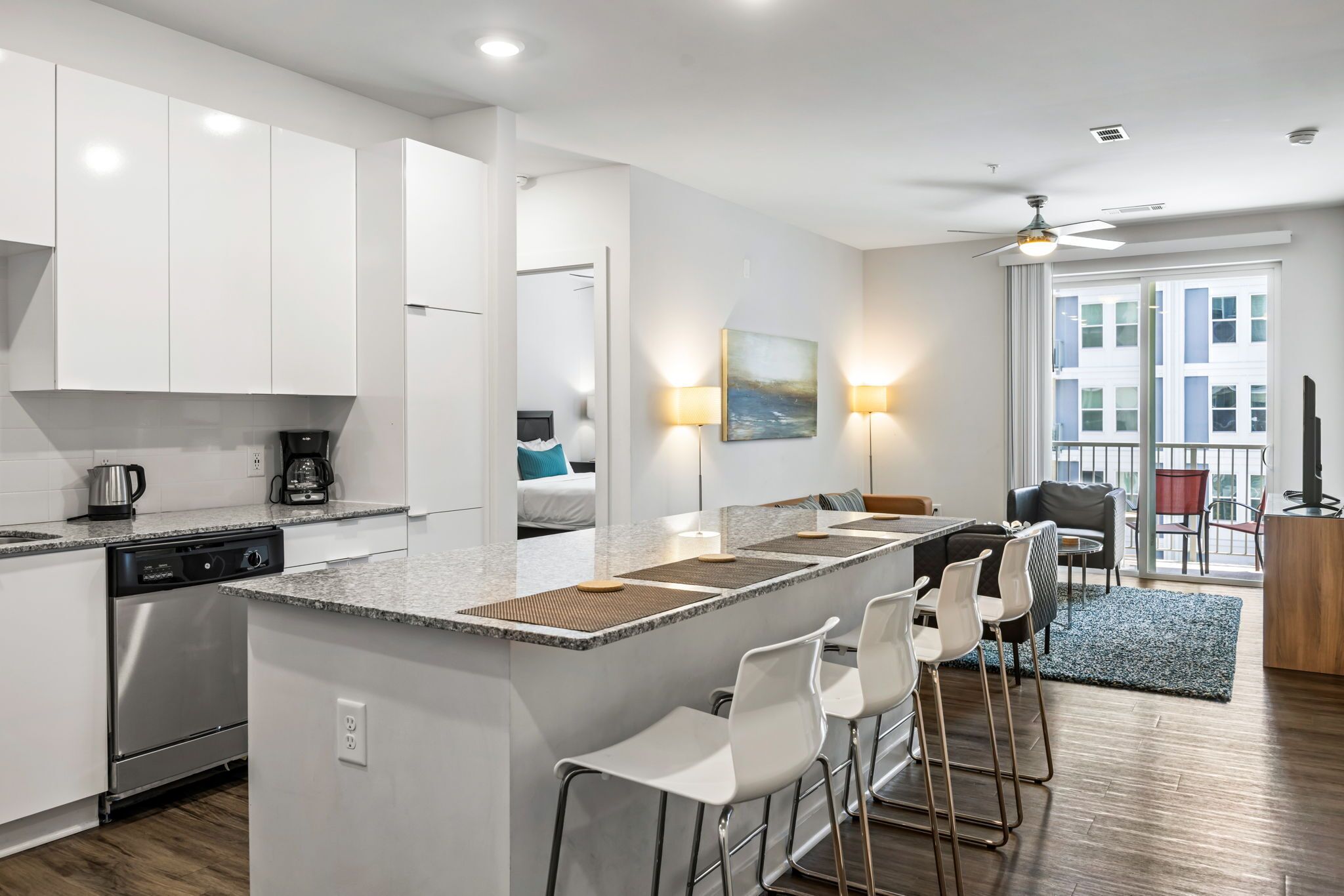 Appartamento Premium | Cucina privata | Frigorifero con congelatore, microonde, forno, piano cottura