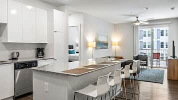 Departamento Premium | Cocina privada | Refrigerador con congelador, microondas, horno y parrilla de estufa
