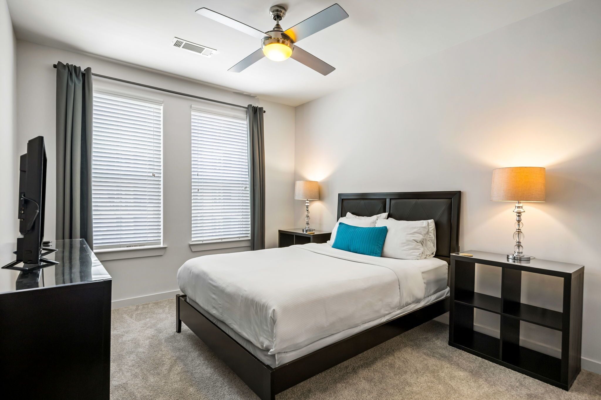 Leilighet – premium | Sengetøy av topp kvalitet, skrivebord og skrivebord for bærbar PC