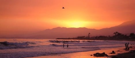 沙滩椅、沙滩毛巾