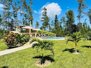 Una piscina al aire libre