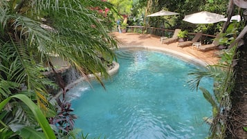 4 hồ bơi ngoài trời
