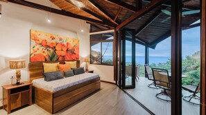 أغطية فراش متميزة وأسرّة بطبقة علوية مريحة وخزنة داخل الغرفة