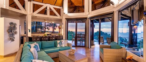 Familie villa, 2 slaapkamers | Luxe beddengoed, pillowtop-bedden, een kluis op de kamer