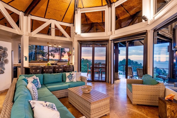 Family Villa, 2 Bedrooms | Peralatan tempat tidur premium, tilam berlapik, peti besi dalam bilik