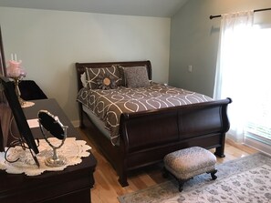 3 bedrooms, desk, iron/ironing board, travel cot