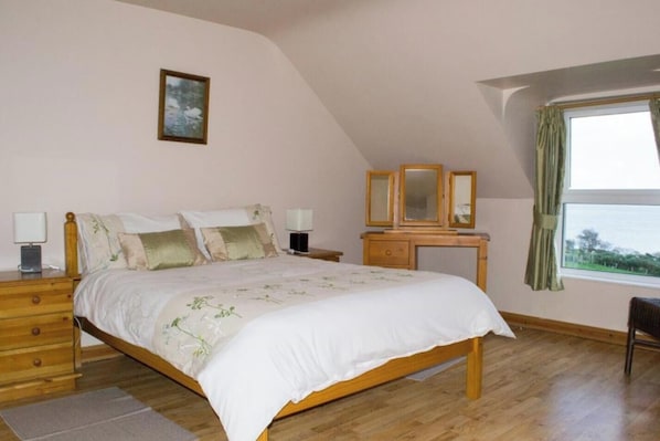 4 chambres, fer et planche à repasser, lit parapluie, Wi-Fi gratuit
