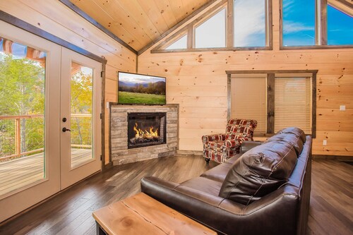 Free Tickets | Private Pool, Fire-Pit, Grill, Hot Tub, Tesla Charging Station