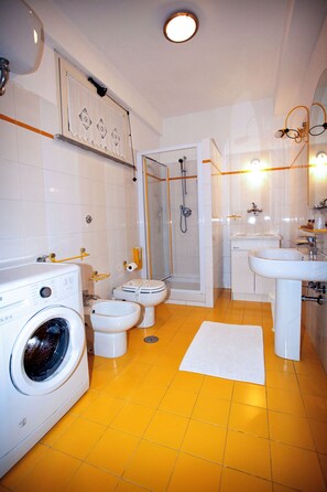 Regadera, secadora de cabello, bidet, toallas 