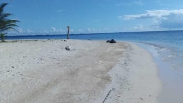 Na praia, areia branca