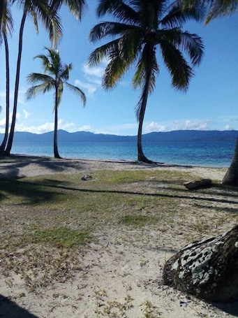 En la playa, arena blanca. Discovery Gunayar