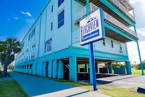 Un edificio de varios pisos con un letrero que indica '200 Beachview Condominiums'.