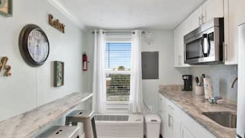 KylskÄp, mikrovÄgsugn, kaffe- och tebryggare och brödrost